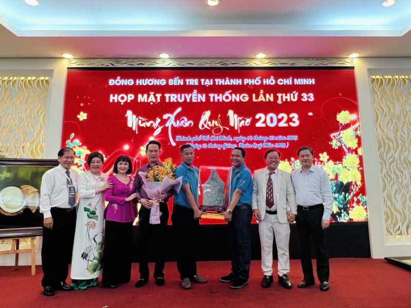 Bức thạch anh xanh lục nguyên khối đã được ông Đặng Hồng Anh - Chủ tịch Hội Doanh nhân trẻ Việt Nam, Phó Chủ tịch Tập đoàn TTC đấu giá thành công