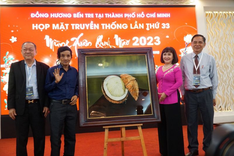 Bức tranh ý nghĩa của Họa sĩ, Kỷ lục gia Đoàn Việt Tiến đã được Bà Huỳnh Bích Ngọc - Phó Chủ tịch Thường trực Tập đoàn TTC đấu giá thành công
