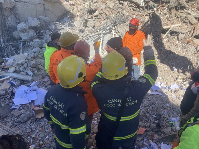 Cảnh sát Phòng cháy chữa cháy và cứu nạn cứu hộ Việt Nam triển khai tại hiện trường vụ động đất ở Thổ Nhĩ Kỳ