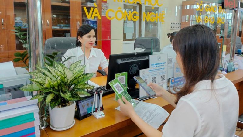 Cán bộ Sở Khoa học và Công nghệ tiếp nhận TTHC của công dân