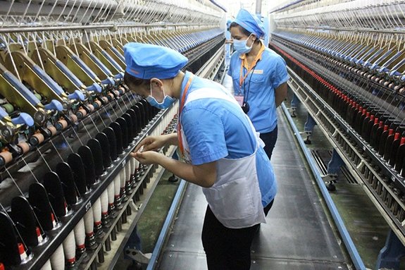 Doanh nghiệp Việt Nam cần nhanh chóng chuyển đổi sang hướng sản xuất xanh, bền vững để đáp ứng những quy định ngày càng cao của thị trường. Ảnh minh họa