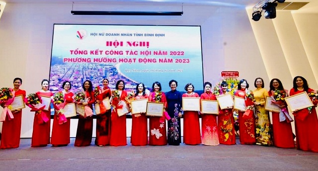 Ban tổ chức khen thưởng các tập thể, cá nhân Hội Nữ doanh nhân tỉnh Bình Định.