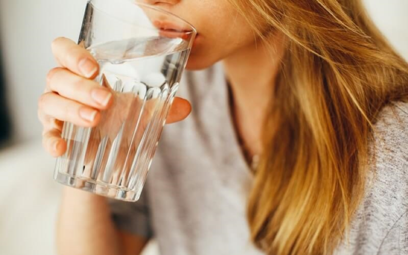Uống nhiều nước giúp giảm ho kéo dài hiệu quả