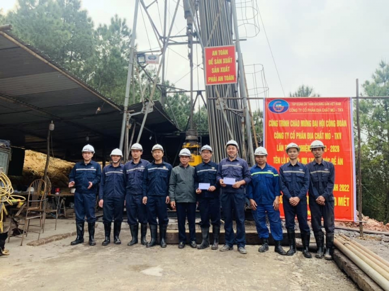 Tập thể tổ khoan 12 Công ty Địa chất mỏ - TKV tại công trường khoan