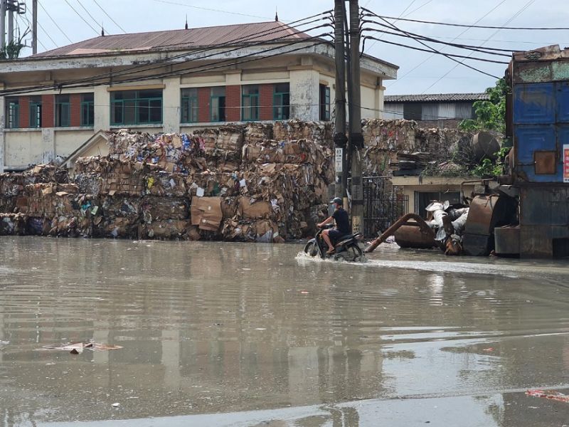 Nước thải từ các nhà máy giấy ở phường Phong Khê, thành phố Bắc Ninh tràn ra đường, gây ô nhiễm môi trường