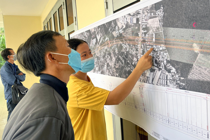 Người dân xem sơ đồ quy hoạch về dự án đường cao tốc Biên Hòa - Vũng Tàu tại hội nghị - Ảnh: A.B.