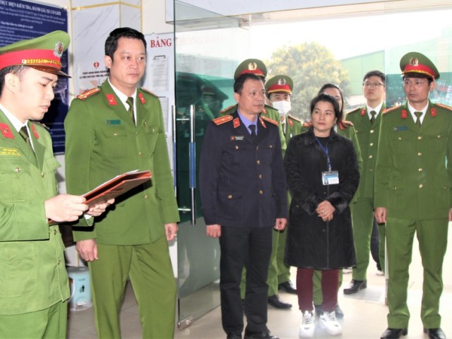 Công an thành phố Vinh đọc lệnh khám xét khẩn cấp Trung tâm đăng kiểm xe cơ giới 37- 09D.