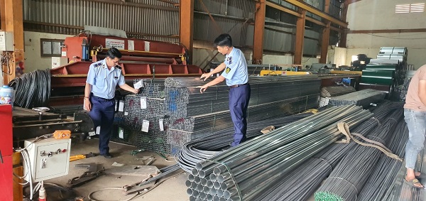 Lực lượng Quản lý thị trường tỉnh Đắk Nông tiến hành kiểm tra nhãn hàng hóa