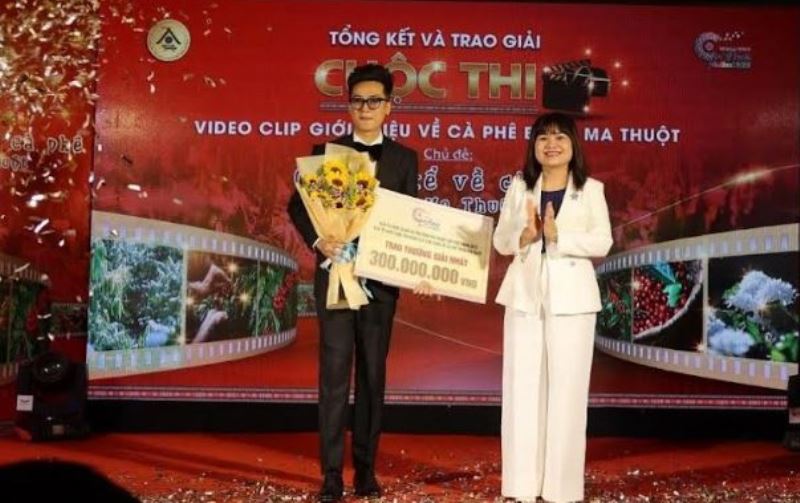 Tác giả Trần Anh Đạt đạt giải nhất với tác phẩm “Quê nhà – Hometown”.