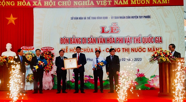 Lãnh đạo Cục Di sản văn hóa và UBND tỉnh Bình Định trao Bằng chứng nhận “Di sản văn hóa phi vật thể quốc gia lễ hội Chùa Bà - Cảng thị Nước Mặn” cho đại diện lãnh đạo UBND huyện Tuy Phước.