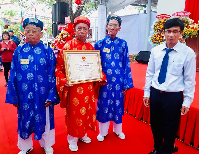 Bằng chứng nhận “Di sản văn hóa phi vật thể quốc gia lễ hội Chùa Bà - Cảng thị Nước Mặn” được trao cho các bô lão địa phương.