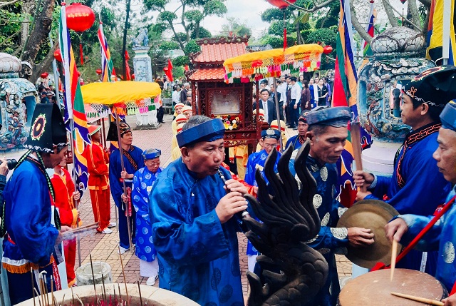 6 Quang cảnh Lễ rước Bằng chứng nhận “Di sản văn hóa phi vật thể quốc gia lễ hội Chùa Bà - Cảng thị Nước Mặn”.