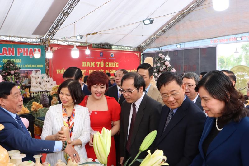 Các lãnh đạo tỉnh Bắc Ninh tham quan các gian trưng bày