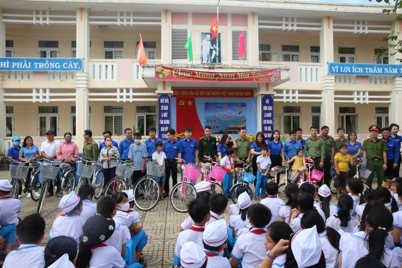 Trao xe đạp cho các em nhỏ có hoàn cảnh khó khăn, có tình trạng sức khỏe thiệt thòi của trường Tiểu học xã Bình Thuận