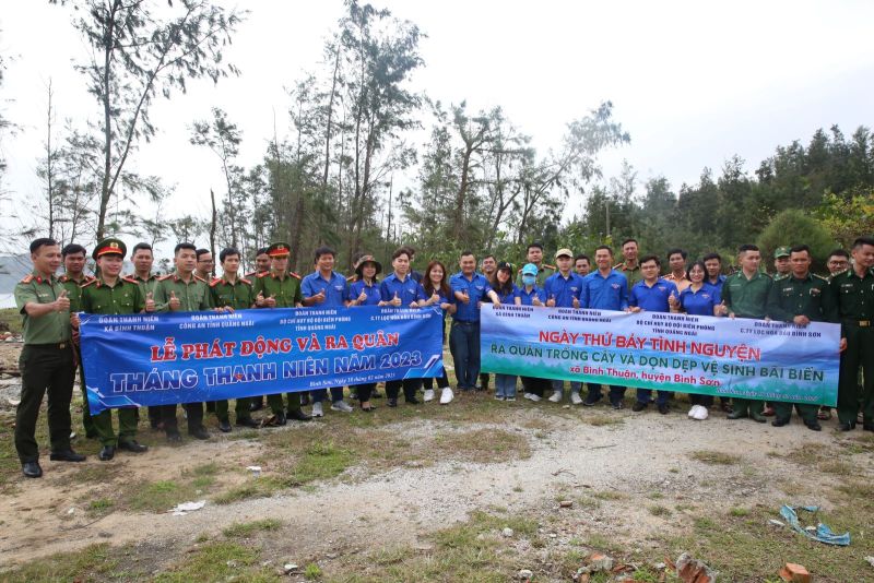 Đoàn Thanh niên 3 đơn vị ra quân trồng cây và dọn rác tuyến biển xã Bình Thuận