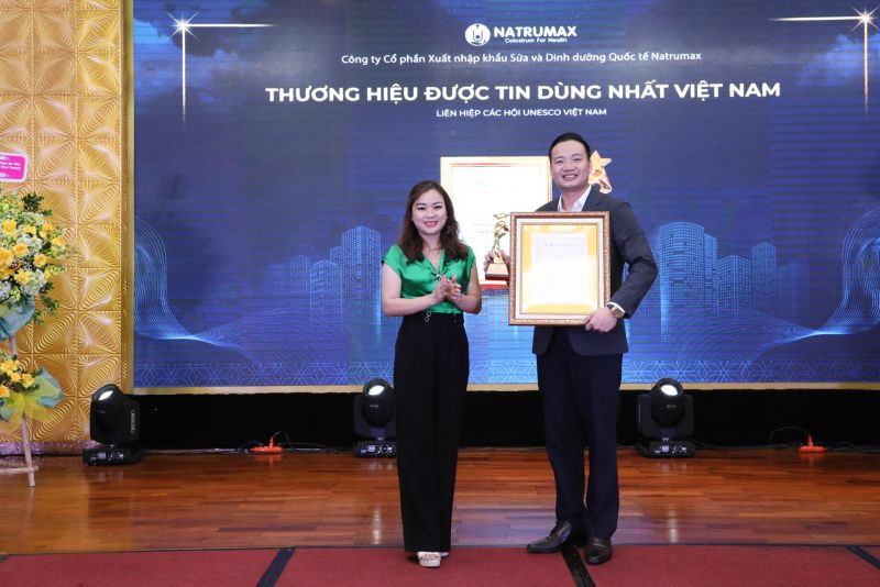 Ông Nguyễn Tất Tùng thay mặt lãnh đạo DN đón nhận danh hiệu Thương hiệu tin dùng nhất Việt Nam, do Liên hiệp các hội UNESCO Việt Nam trao tặng