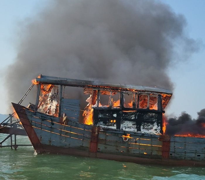 Chiếc bè chuyên thu mua hải sản của ngư dân bị lửa thiêu rụi