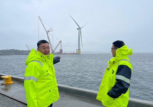 Để chuẩn bị cho dự án hợp tác đầu tư, xuất khẩu điện sang Singapore, PTSC đã tìm hiểu nhiều mô hình trang trại điện gió ngoài khơi tại các nước có ngành điện gió phát triển. Trong ảnh là chuyến khảo sát một mô hình điện gió ngoài khơi của PTSC tại Na Uy. Ảnh chinhphu.vn