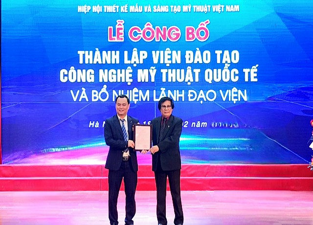 PGS- TS. Lê Huyên- Chủ tịch Hiệp hội trao quyết định bổ nhiệm Viện trưởng Viện Đào tạo công nghệ mỹ thuật Quốc tế cho ông Đặng Việt Cường.