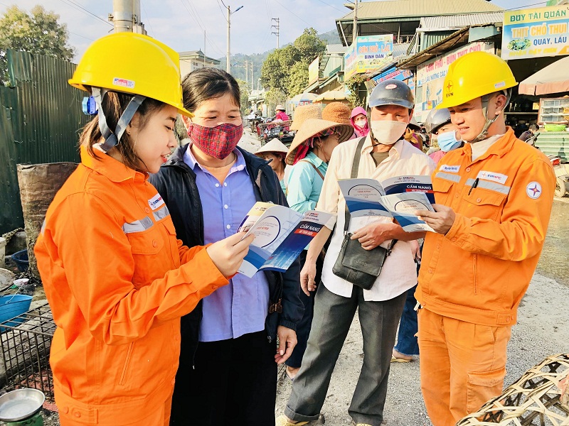 Công nhân Điện lực Tủa Chùa (PC Điện Biên) tuyên truyền tiết kiệm điện