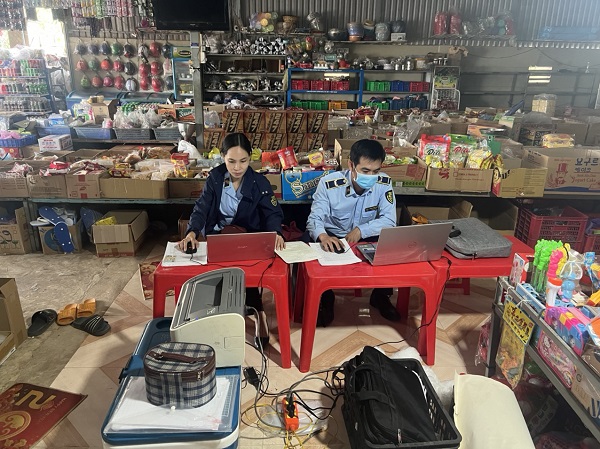 Lực lượng Quản lý thị trường tỉnh Tây Ninh tiến hàng kiểm tra hộ kinh doanh tạp hóa C.X