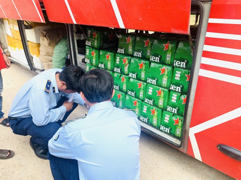 Lực lượng chức năng Quảng Ngãi đã phát hiện phương tiện vận chuyển gần 1.000 chai bia Heineken không rõ nguồn gốc.