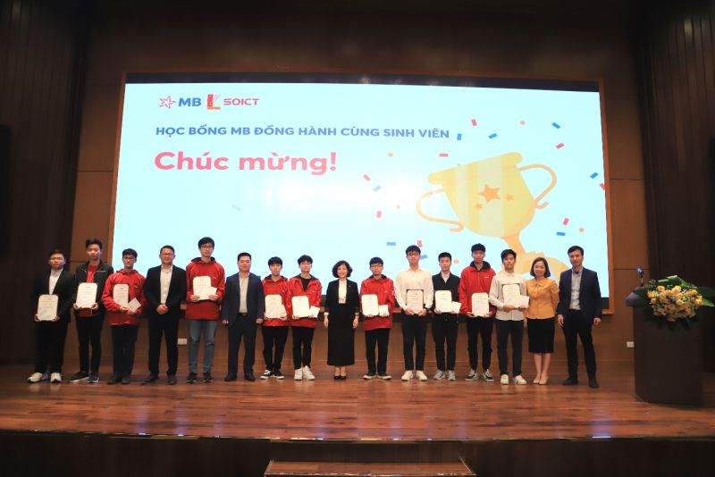 Sinh viên Đại học Bách khoa Hà Nội nhận học bổng từ MB tại buổi lễ