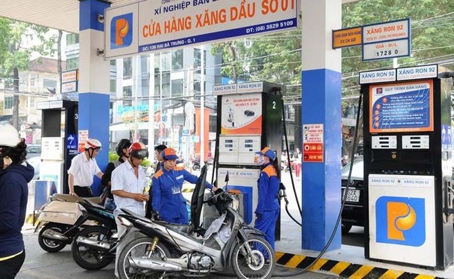 Từ 15h hôm nay, giá xăng RON 95 giảm 324 đồng/lít, giá dầu giảm từ 700-750 đồng/lít