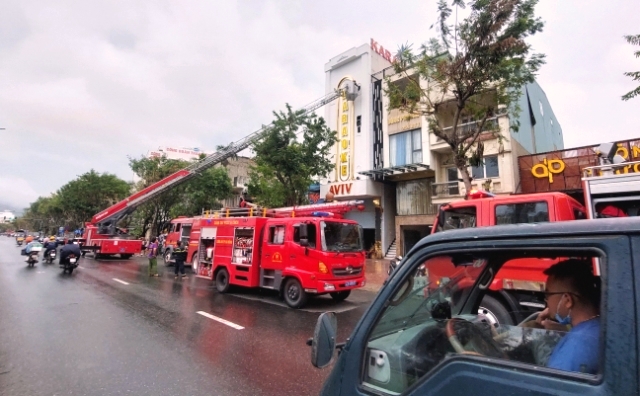 Cảnh sát PCCC- CNCH Công an TP Đà Nẵng kịp thời khống chế vụ cháy quán karaoke tại số 249 đường Nguyễn Tất Thành, Đà Nẵng vào 4/10.
