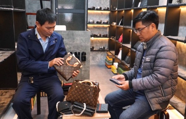 Kiểm tra các sản phẩm túi xách mang nhãn hiệu Luis Vuitton