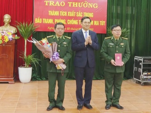 Đồng chí Hoàng Nghĩa Hiếu, Phó Bí thư Tỉnh ủy đã trao thưởng cho Ban chuyên án Bộ Chỉ huy Bộ đội Biên phòng Nghệ An vì đã có thành tích đặc biệt xuất sắc trong đấu tranh, phòng chống tội phạm ma túy
