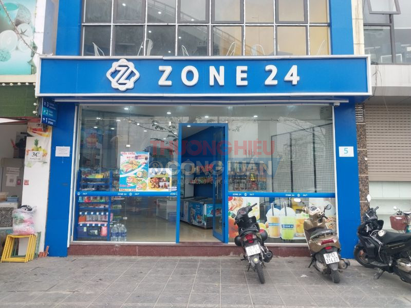 Cửa hàng tiện lợi ZONE 24 bày bán hàng hóa, sản phẩm không tem nhãn phụ Tiếng Việt