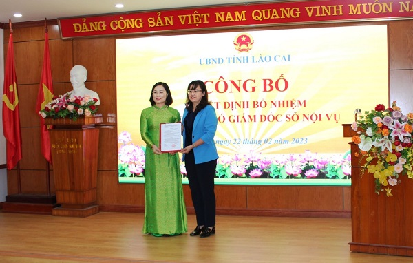 Đồng chí Giàng Thị Dung - Phó Chủ tịch UBND tỉnh Lào Cai trao Quyết định bổ nhiệm Phó Giám đốc Sở Nội vụ và tặng hoa chúc mừng