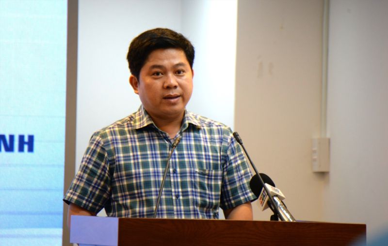 Ông Hồ Tấn Minh - Chánh văn phòng Sở GDĐT TPHCM thông tin tại họp báo. Ảnh: Minh Quân