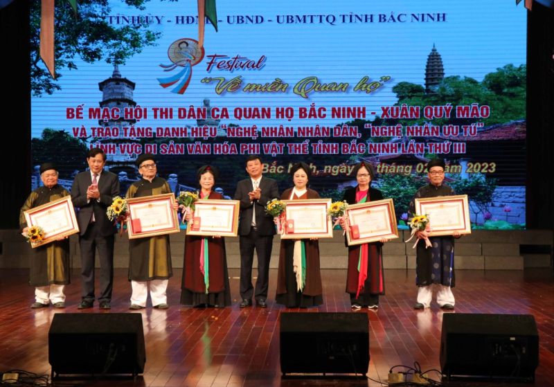 Lãnh đạo tỉnh trao Bằng công nhận Nghệ nhân nhân dân cho 6 nghệ nhân
