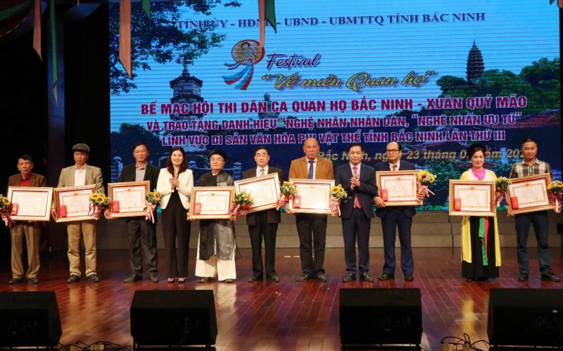 Giám đốc Sở Văn hóa thể thao và du lịch tỉnh Bắc Ninh trao Bằng công nhận nghệ nhân ưu tú