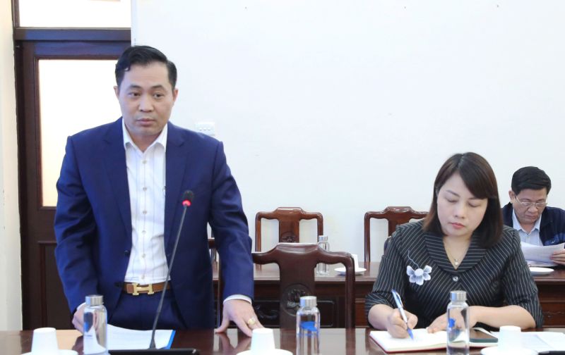 Giám đốc Sở Văn hoá, Thể thao và Du lịch Trịnh Hữu Hùng báo cáo tại hội nghị