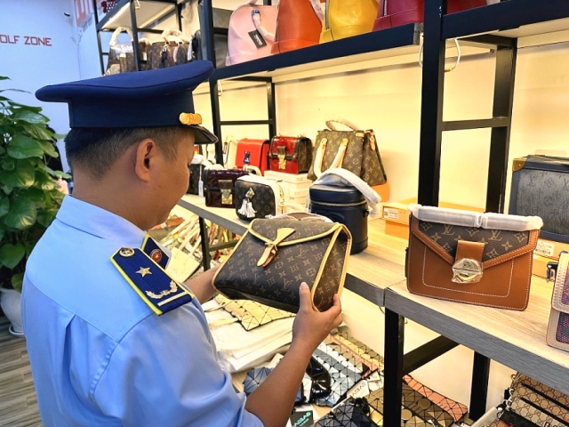 Phát hiện nhiều vi phạm tại 09 cửa hàng chuyên bán hàng hóa cho du khách quốc tế