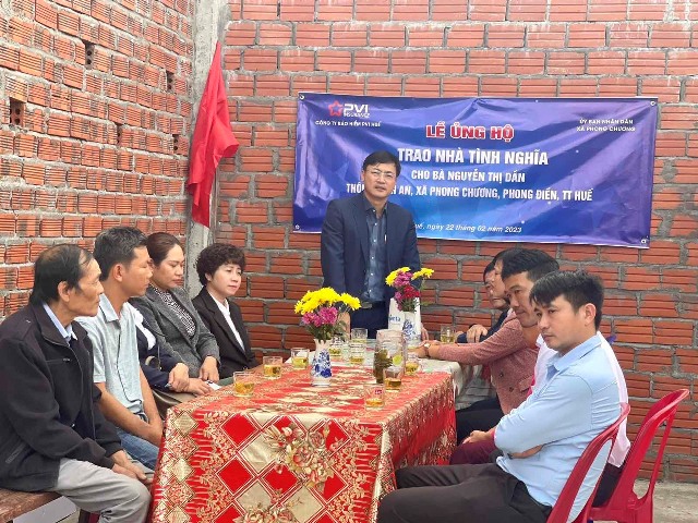 Ông Nguyễn Minh An (đứng giữa) tại buổi lễ trao tặng