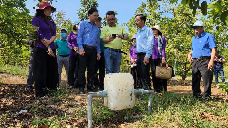 Anh Đặng Dương Minh Hoàng luôn tích cực chia sẻ kinh nghiệm phát triển mô hình Nông trại Thiên Nông mỗi khi có đoàn khách đến tham quan, học tập Anh Đặng Dương Minh Hoàng luôn tích cực chia sẻ kinh nghiệm phát triển mô hình Nông trại Thiên Nông mỗi khi có đoàn khách đến tham quan, học tập