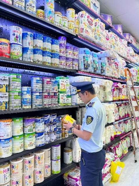 Lực lượng Tổ công tác về TMĐT Cục QLTT Phú Yên kiểm tra một cơ sở kinh doanh mặt hàng sữa.