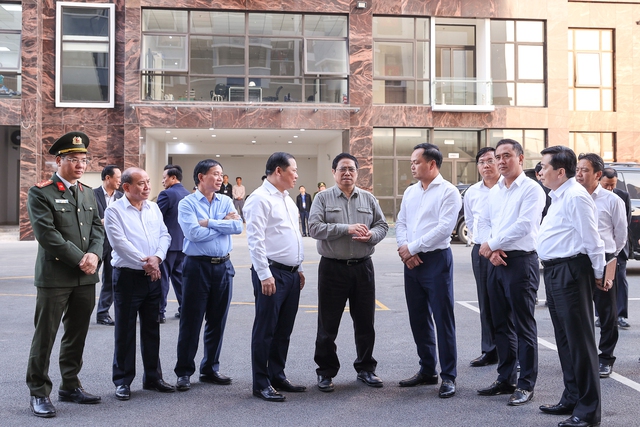 Thủ tướng thăm Khu nhà ở xã hội (phường Quỳnh Lâm, TP. Hòa Bình) - Ảnh: VGP/Nhật Bắc