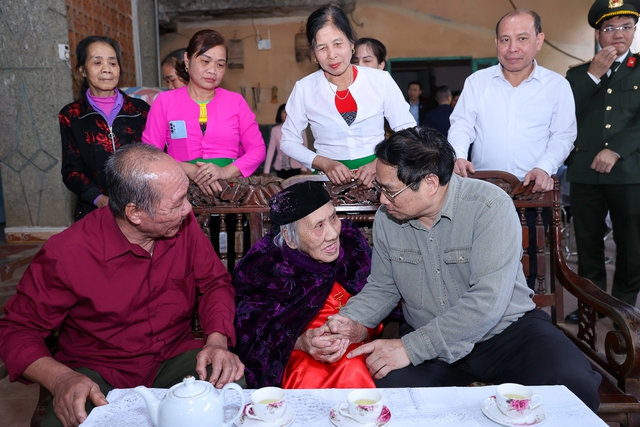 Thủ tướng tới thăm, tặng quà Mẹ Việt Nam anh hùng Nguyễn Thị Chố - Ảnh: VGP/Nhật Bắc
