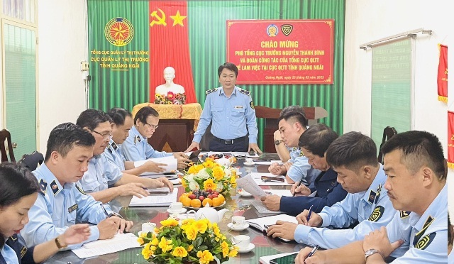 Ông Nguyễn Thanh Bình (đứng trong cùng) phát biểu tại buổi làm việc.