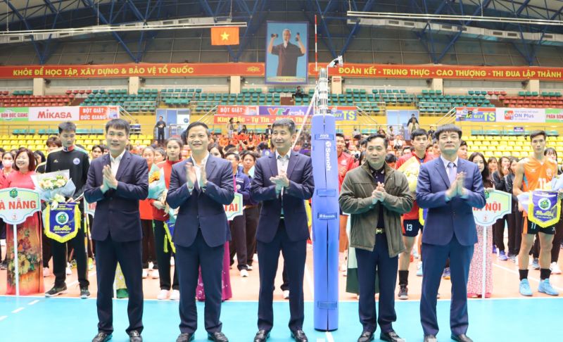 Các lãnh đạo trao Cờ lưu niệm cho các đội tham gia thi đấu Các lãnh đạo trao Cờ lưu niệm cho các đội tham gia thi đấu