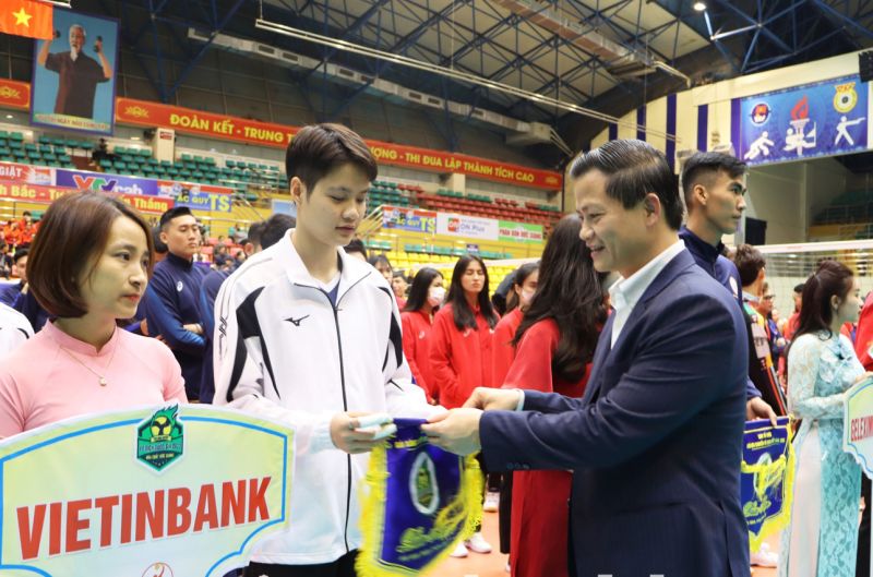 Phó Chủ tịch Thường trực UBND tỉnh trao Cờ lưu niệm cho các đội tham gia thi đấu Phó Chủ tịch Thường trực UBND tỉnh trao Cờ lưu niệm cho các đội tham gia thi đấu