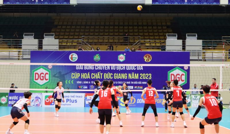 Trận đấu giữa Kinh Bắc - Bắc Ninh (áo đỏ) và Viettinbank (áo trắng). Trận đấu giữa Kinh Bắc - Bắc Ninh (áo đỏ) và Viettinbank (áo trắng).