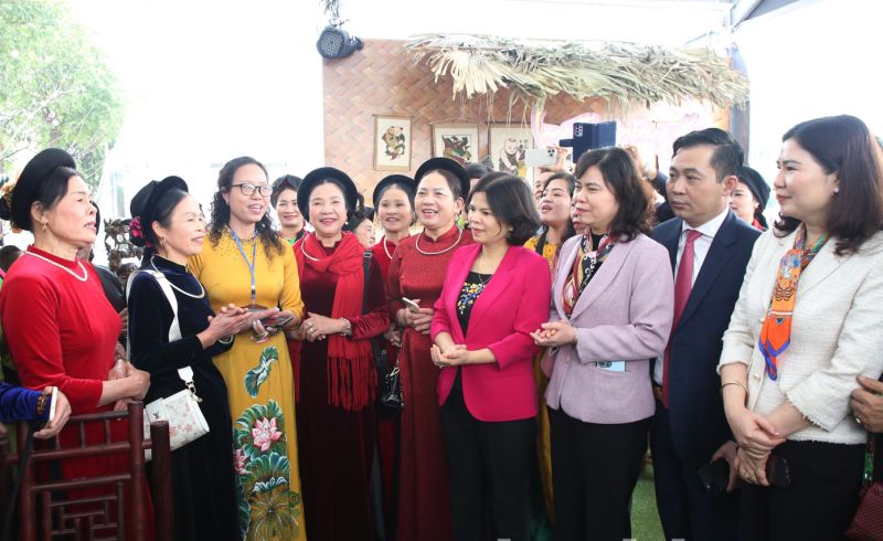 Chủ tịch UBND tỉnh Nguyễn Hương Giang cùng các lãnh đạo tham quan gian trưng bày và biểu diễn Dân ca Quan họ Bắc Ninh.
