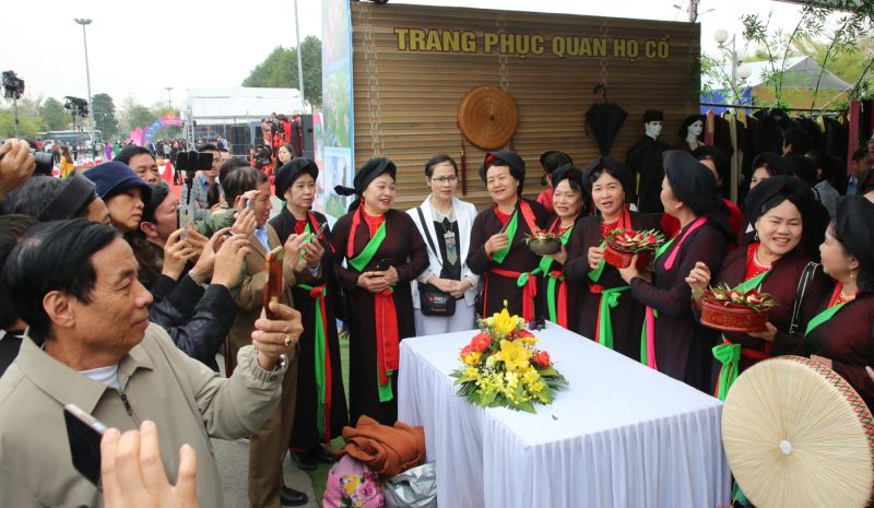 Đông đảo người dân và du khách thưởng thức các làn điệu Dân ca Quan họ Bắc Ninh tại chương trình