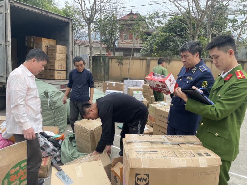 Lực lượng chức năng tỉnh Lạng Sơn kiểm tra hàng hóa vi phạm